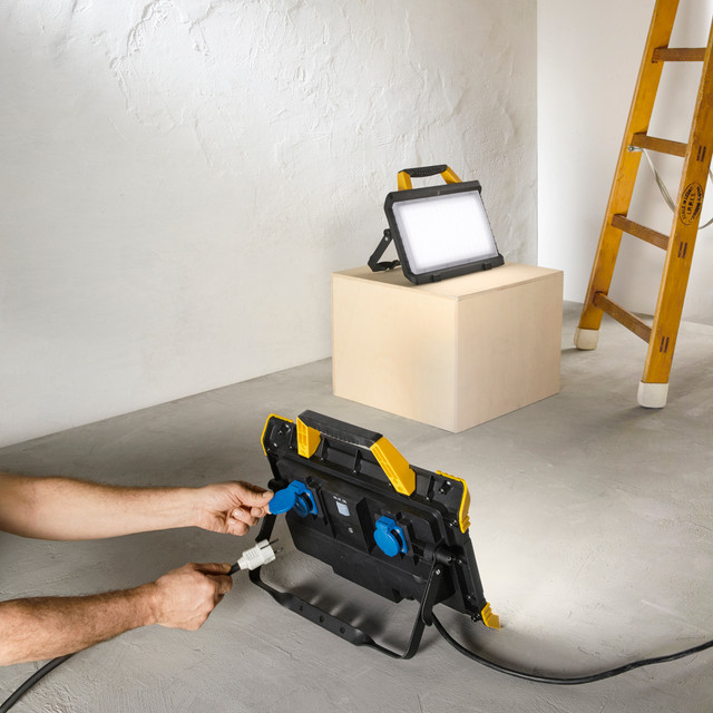 Projecteur Chantier 45W 6400Lm 6500K 120° IP54 + 2 Prises 2P+T – Image 2